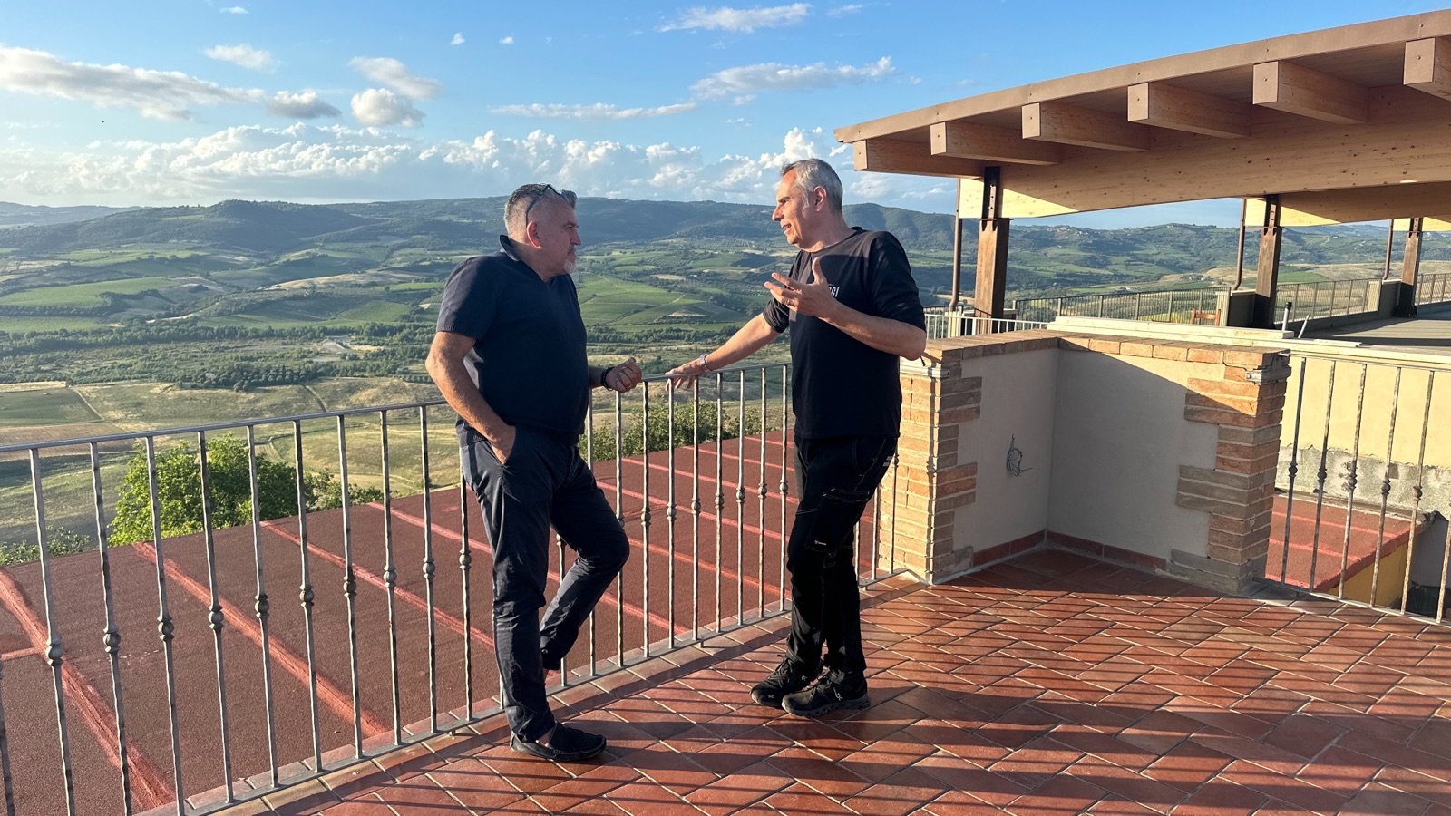Giorgio Franci — oliomaker N°1 del mundo, conversando con Roberto Cipresso en Val d'Orcia