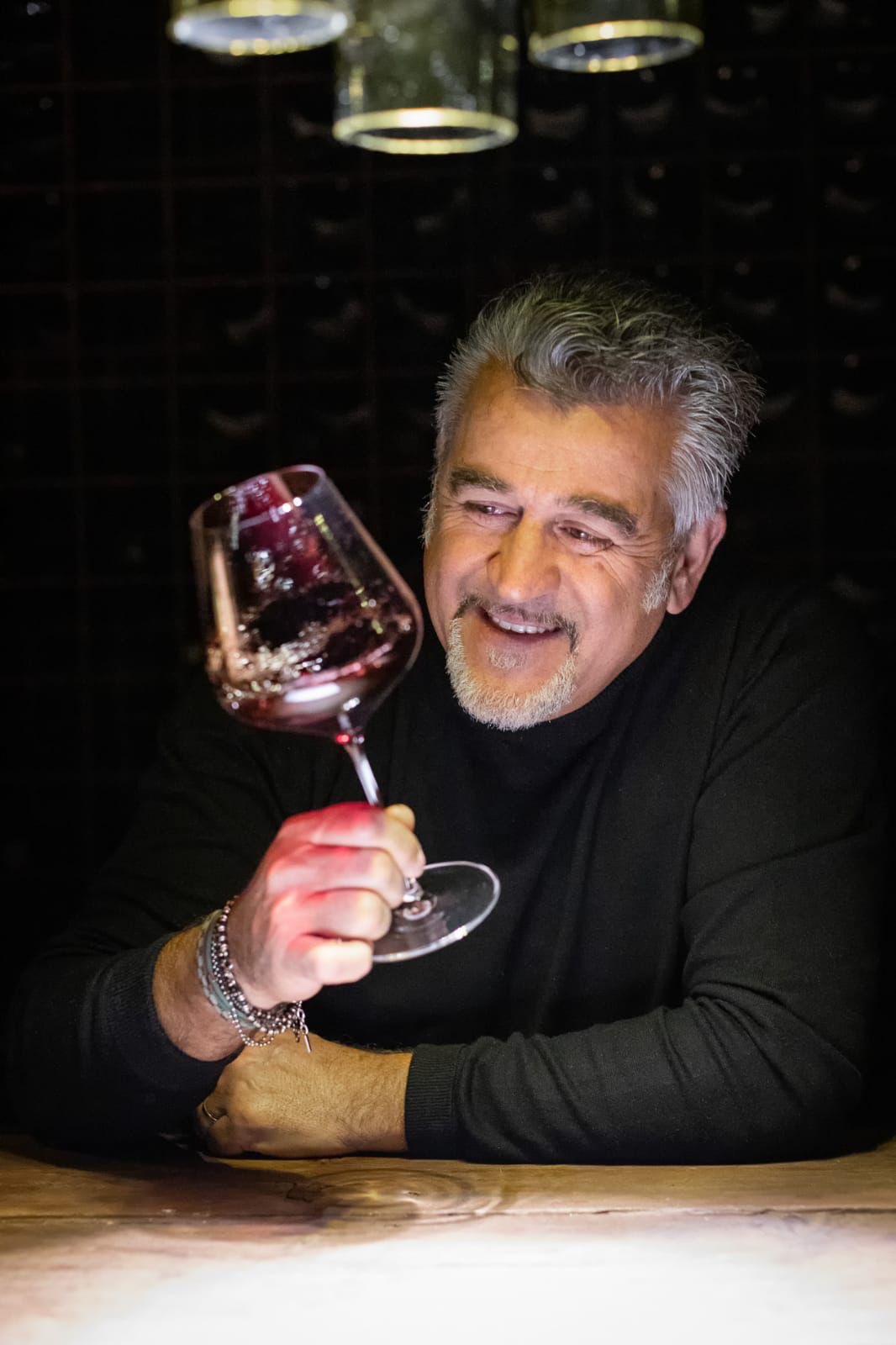 Roberto Cipresso en la cantina con una copa de vino tinto — Val d'Orcia, Toscana