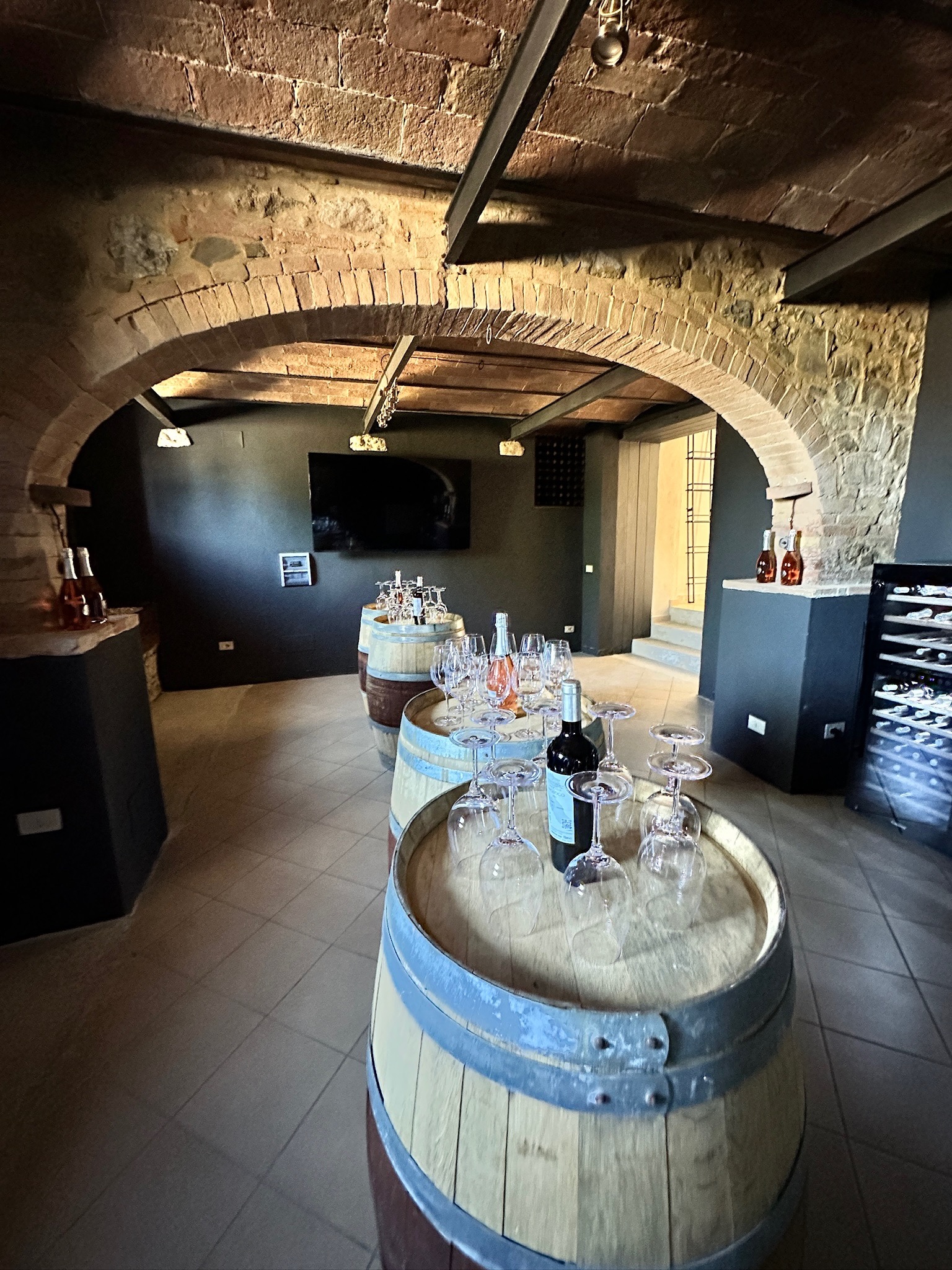 Sesión de catas en la cantina con barricas y copas — Oria Toscana