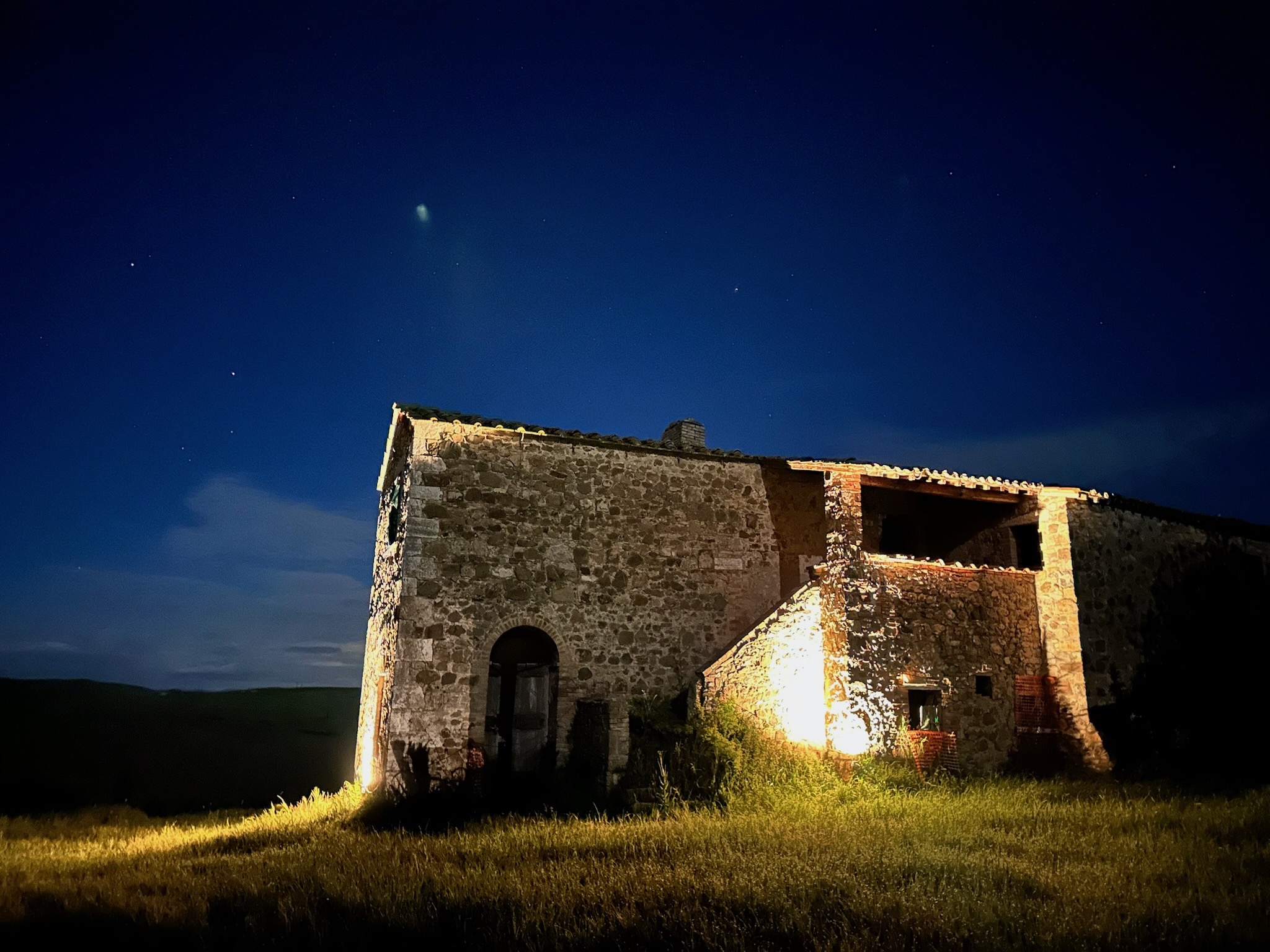 Agriturismo Oria en Val d'Orcia — noche estrellada sobre la finca toscana del siglo XVI