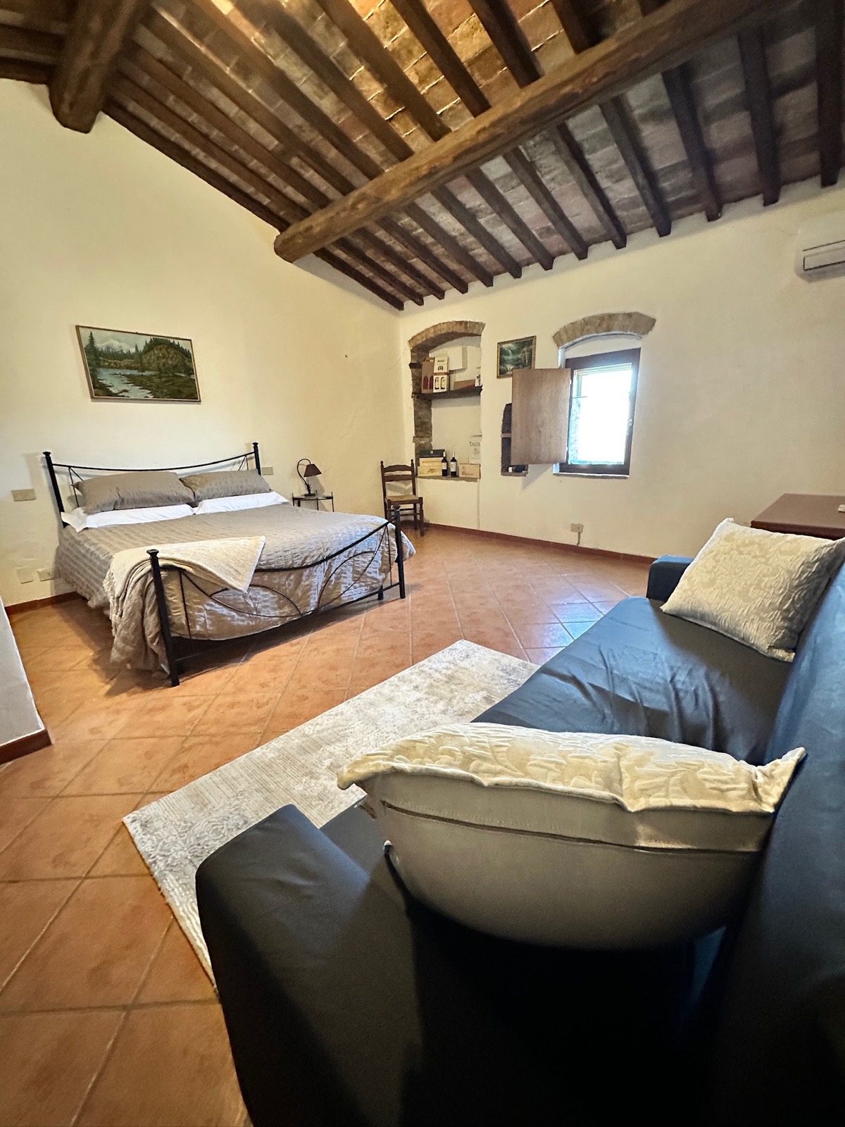 Suite del monasterio restaurado de Oria, con techos de vigas de madera en Val d'Orcia
