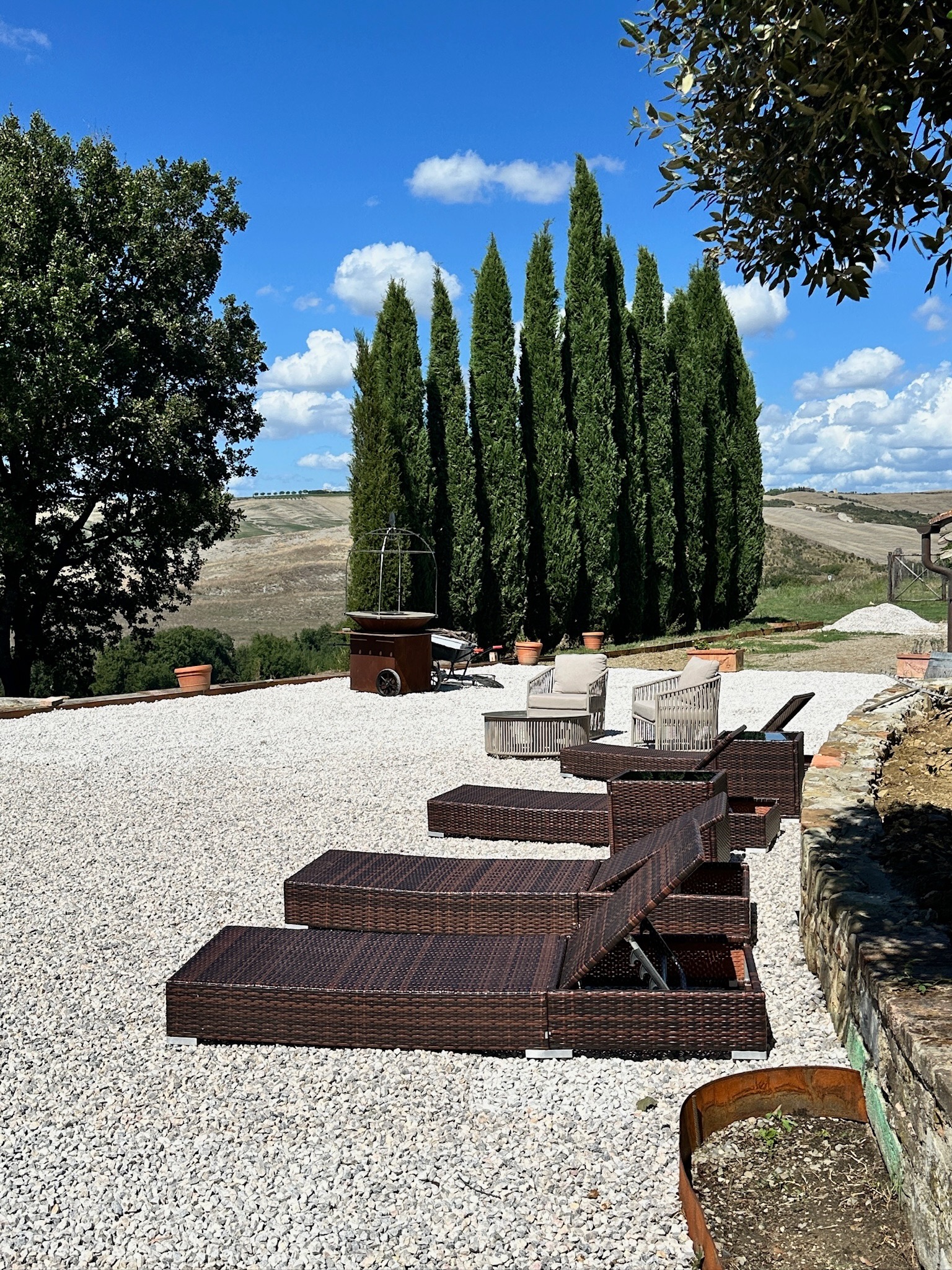 Terraza con tumbonas — vistas a los cipreses y colinas del Val d'Orcia