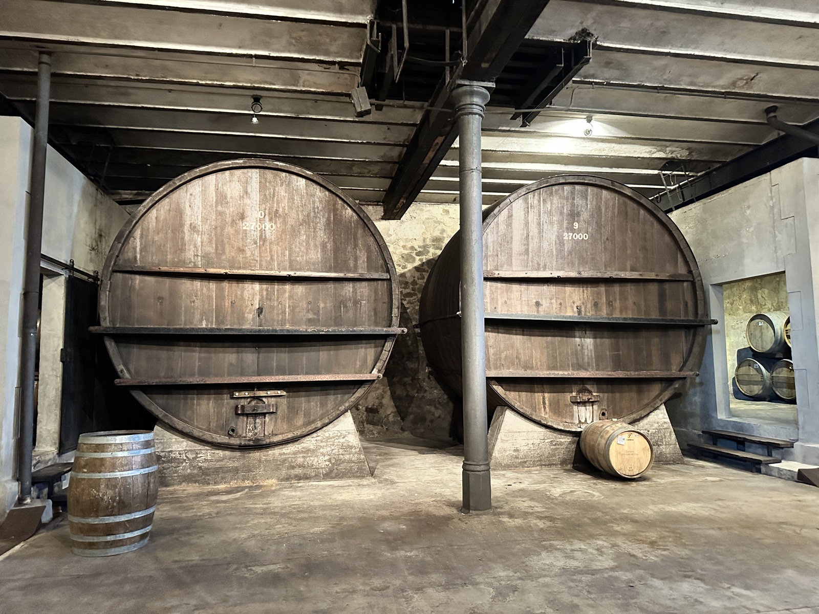 Foudres de roble de 57.000 litros en la bodega histórica de Chacras de las Cañas