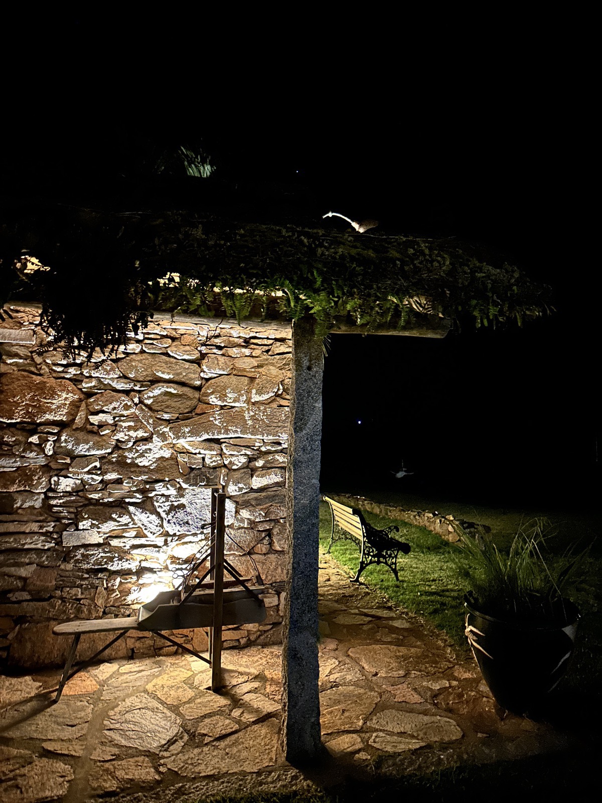 Exterior nocturno del Hotel Boutique Chacras de las Cañas — piedra viva iluminada