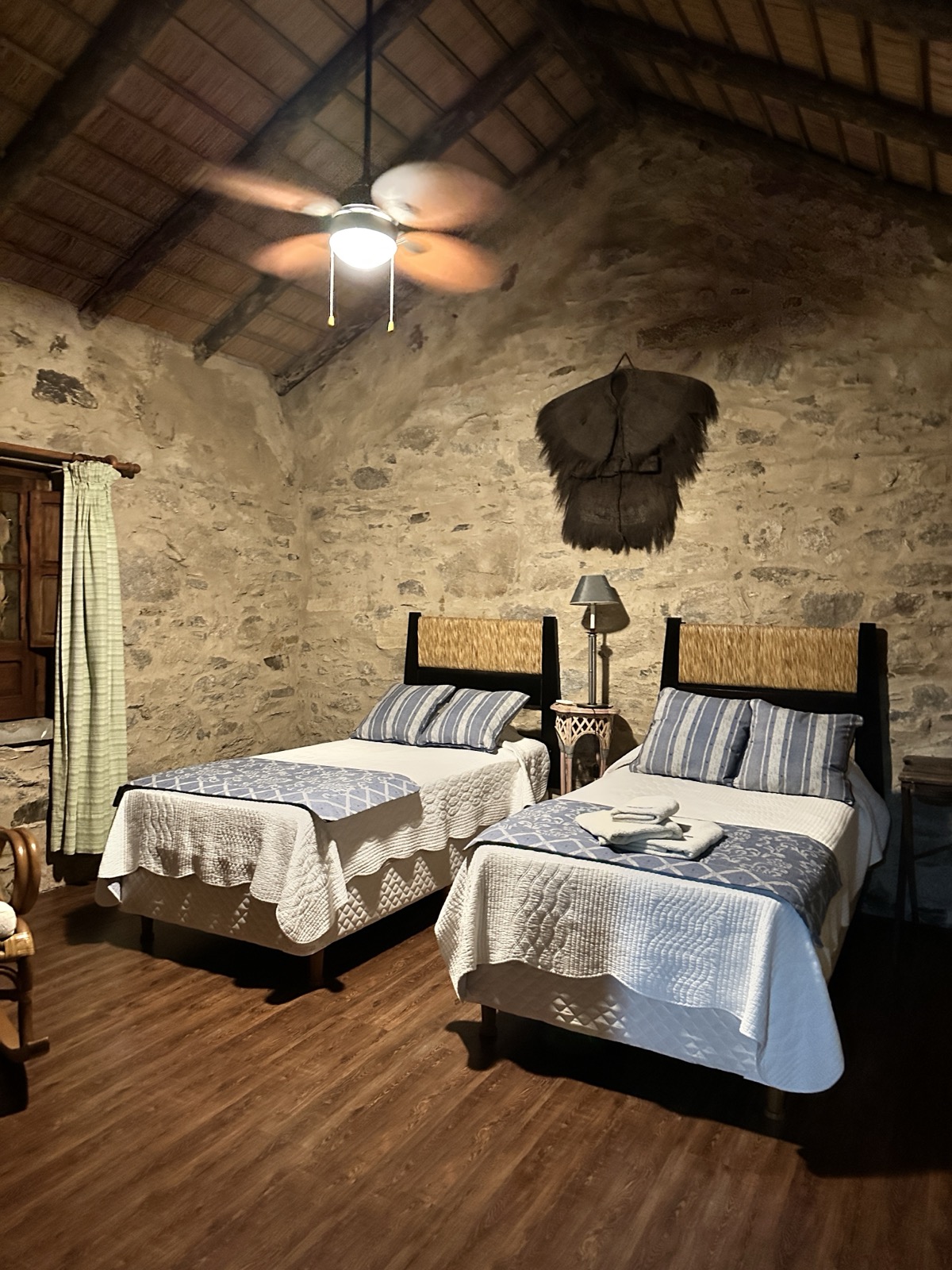 Cuarto 1 — Hotel Boutique Chacras de las Cañas, paredes de piedra y madera