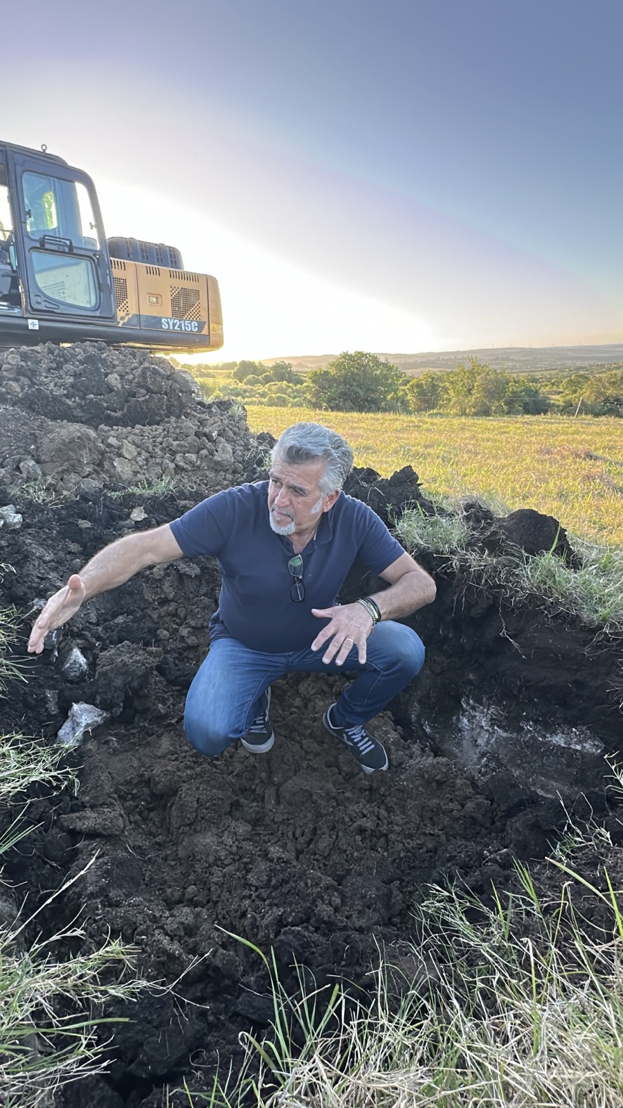 Roberto Cipresso analizando el perfil de suelo basáltico en Chacras de las Cañas, Uruguay