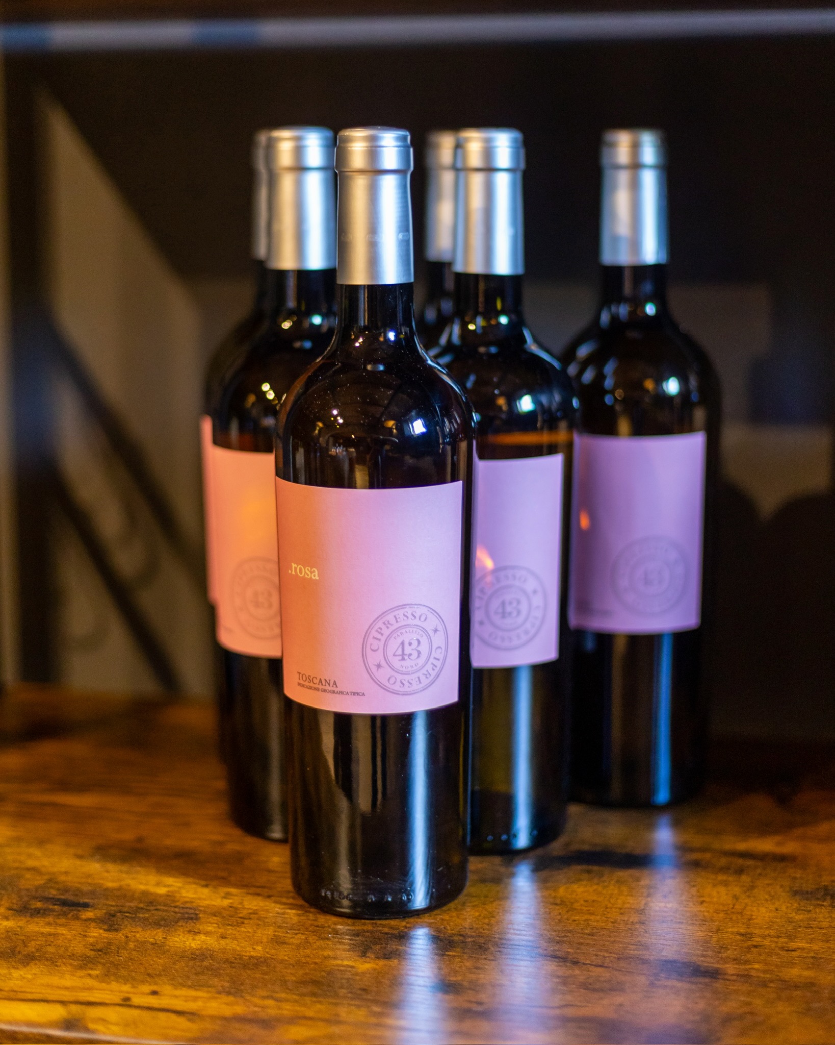 Roberto Cipresso con botellas de Oria Prólogo